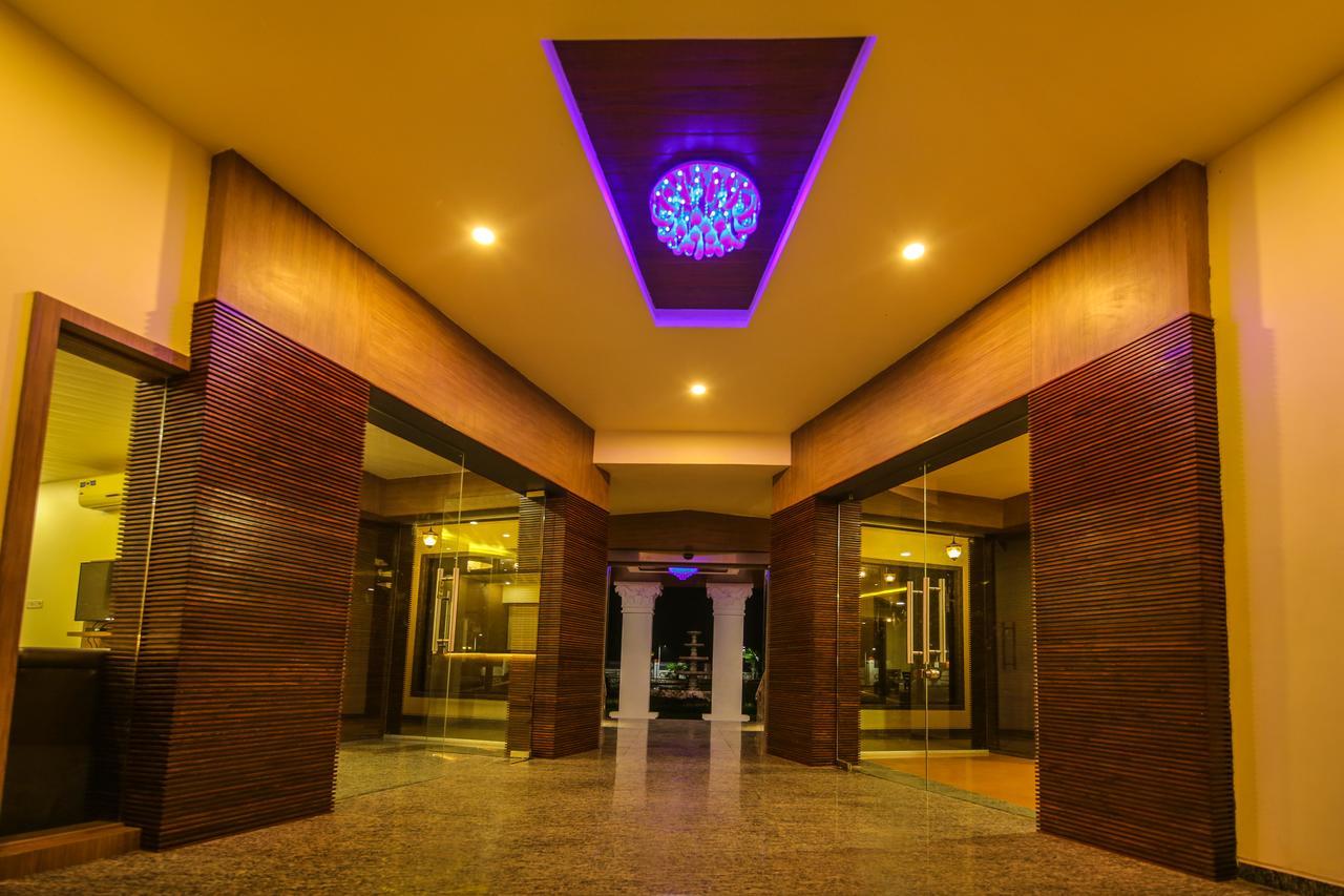 Saubhagya Inn International Λάκναου Εξωτερικό φωτογραφία