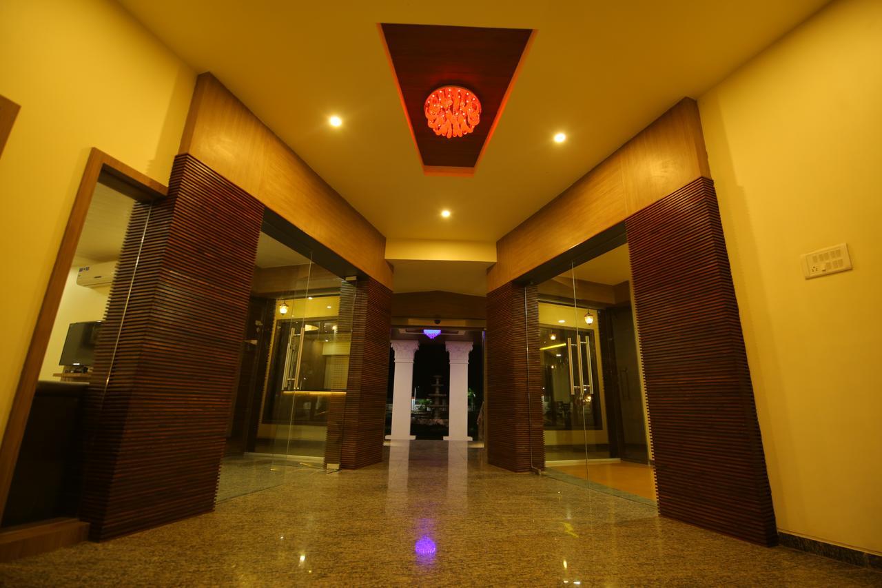 Saubhagya Inn International Λάκναου Εξωτερικό φωτογραφία
