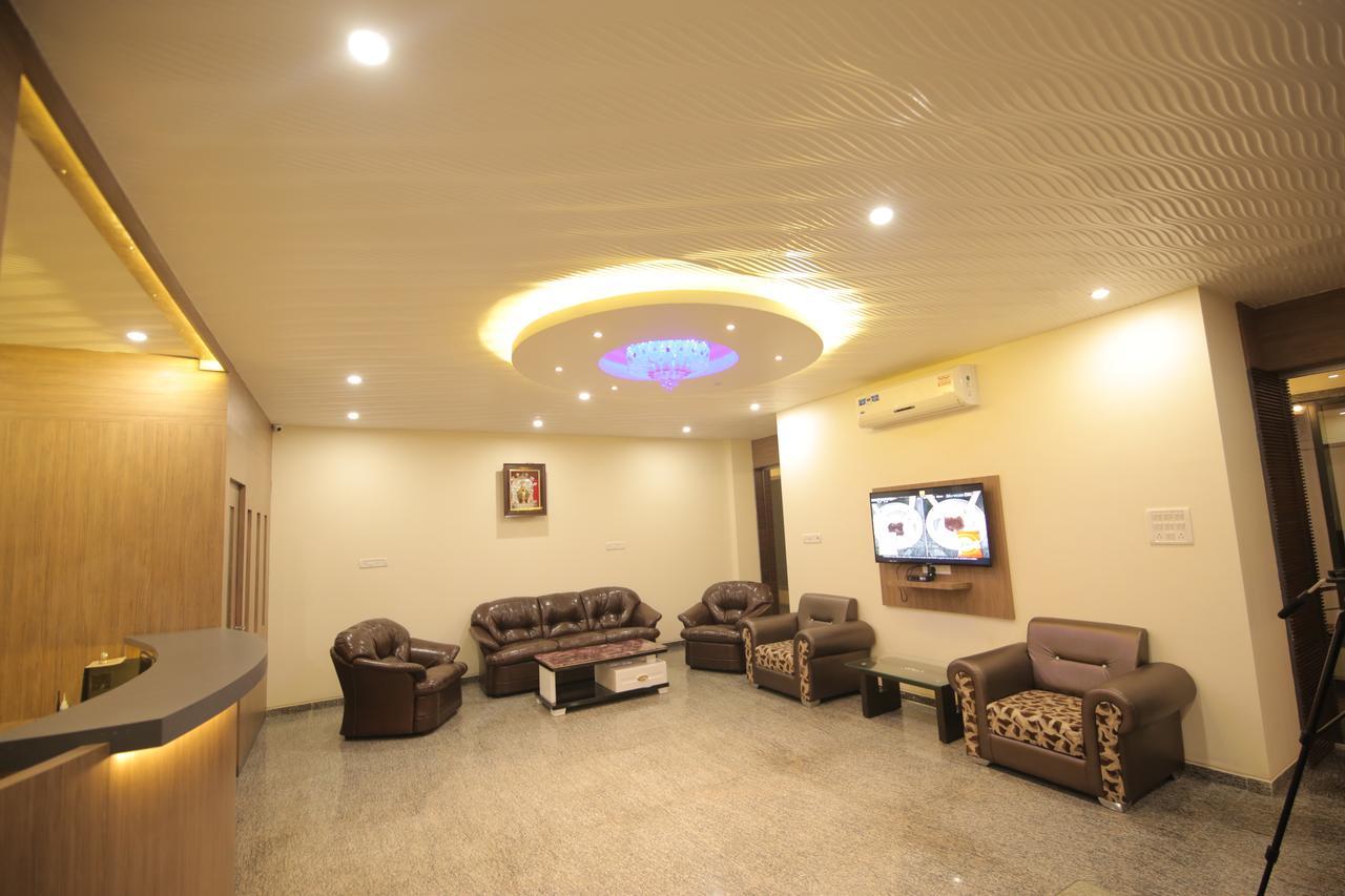 Saubhagya Inn International Λάκναου Εξωτερικό φωτογραφία