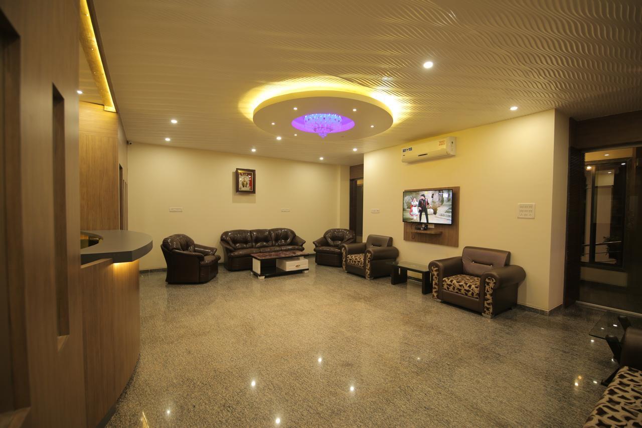 Saubhagya Inn International Λάκναου Εξωτερικό φωτογραφία